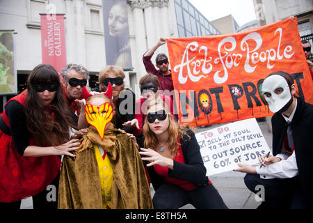 Londres, Royaume-Uni. 14 octobre, 2014. 'BP BP' ou non fait une intervention contre le parrainage par Shell de l'exposition Rembrandt en raison d'ouvrir le jour suivant à la National Gallery. L'intervention est sur le parrainage de l'argent du pétrole et de l'imminence de la privatisation de British Galleries. A un moment, le narrateur de l'émission chante : ' Museum l'homme, il ont acheté leur plan / à vendre son personnel à des mains privées / faire des affaires avec des entreprises comme Shell / monstres le parrain huileuse'. Credit : Kristian Birsfelden/Alamy Live News Banque D'Images