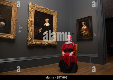 Dame Zandra Rhodes pose devant le portrait de Rembrandt par Hooghsaet Catrina qui elle recréera pour un show de la BBC. Banque D'Images