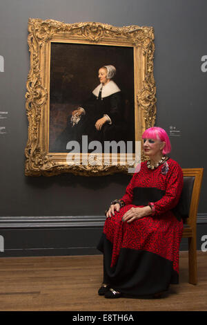 Dame Zandra Rhodes pose devant le portrait de Rembrandt par Hooghsaet Catrina qui elle recréera pour un show de la BBC. Banque D'Images