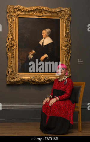 Dame Zandra Rhodes pose devant le portrait de Rembrandt par Hooghsaet Catrina qui elle recréera pour un show de la BBC. Banque D'Images