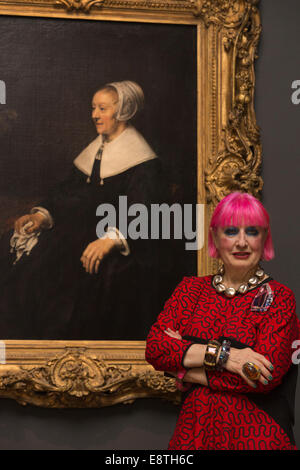 Dame Zandra Rhodes pose devant le portrait de Rembrandt par Hooghsaet Catrina qui elle recréera pour un show de la BBC. Banque D'Images