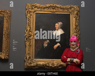 Dame Zandra Rhodes pose devant le portrait de Rembrandt par Hooghsaet Catrina qui elle recréera pour un show de la BBC. Banque D'Images