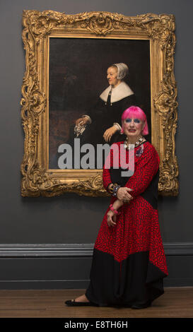 Dame Zandra Rhodes pose devant le portrait de Rembrandt par Hooghsaet Catrina qui elle recréera pour un show de la BBC. Banque D'Images