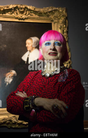 Dame Zandra Rhodes pose devant le portrait de Rembrandt par Hooghsaet Catrina qui elle recréera pour un show de la BBC. Banque D'Images