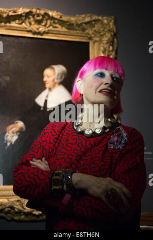 Dame Zandra Rhodes pose devant le portrait de Rembrandt par Hooghsaet Catrina qui elle recréera pour un show de la BBC. Banque D'Images