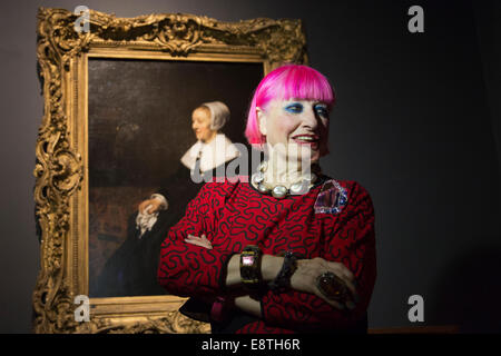 Dame Zandra Rhodes pose devant le portrait de Rembrandt par Hooghsaet Catrina qui elle recréera pour un show de la BBC. Banque D'Images