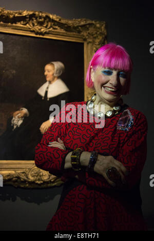 Dame Zandra Rhodes pose devant le portrait de Rembrandt par Hooghsaet Catrina qui elle recréera pour un show de la BBC. Banque D'Images