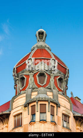 Coupole à l'immeuble de style Art Nouveau à la place Dugonics à Szeged, Hongrie Banque D'Images