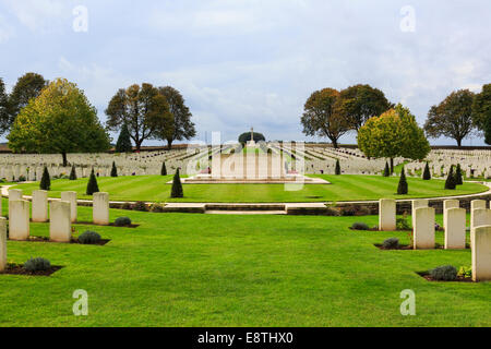 Pierres tombales des tombes de guerre à Cabaret Rouge British Cemetery de soldats du Commonwealth de la Première Guerre mondiale. Souchez, France, Europe Banque D'Images