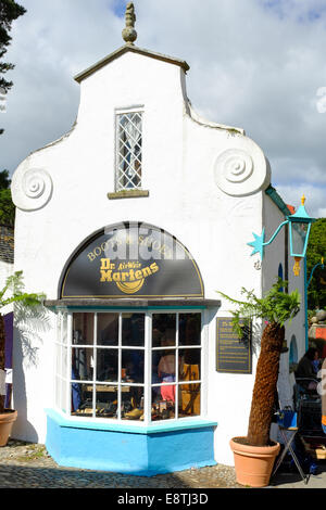 Store avant de l 'Dr Martens' sur le 7e septembre 2014 à Portmeirion, au nord du Pays de Galles, Royaume-Uni. Banque D'Images