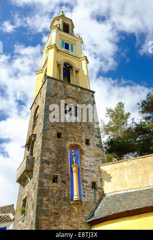 PORTMEIRION, LE NORD DU PAYS DE GALLES - 7 SEPTEMBRE : 'L' clocher Campanile, le 7e septembre 2014 à Portmeirion, au nord du Pays de Galles, Royaume-Uni. Banque D'Images