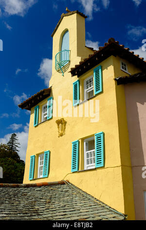 PORTMEIRION, LE NORD DU PAYS DE GALLES - 7 SEPTEMBRE : Une maison jaune, le 7e septembre 2014 à Portmeirion, au nord du Pays de Galles, Royaume-Uni. Banque D'Images