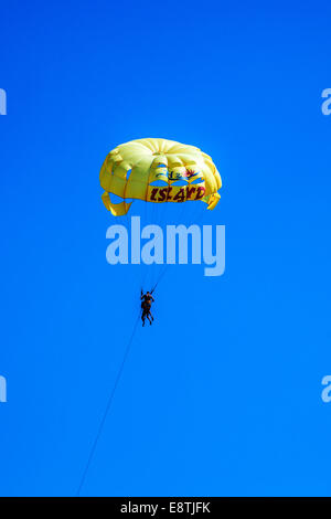 Les vacanciers en parapente en tandem au large de la côte tunisienne. Banque D'Images