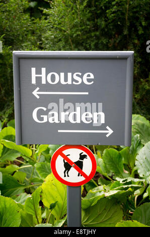 Inscrivez-vous dans un jardin ouvert au public indiquant les directions et les limitations de chien Banque D'Images