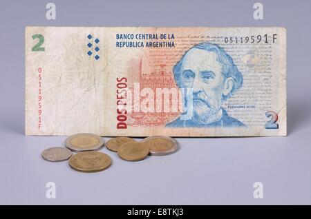 Avers de la loi Argentine 2 pesos, et pièces de centimes Banque D'Images