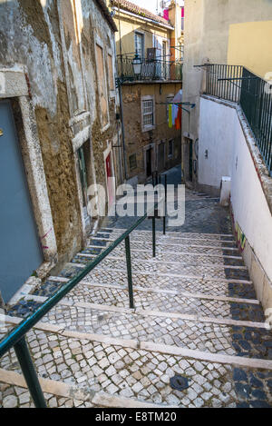 Escaliers pavés escarpés dans Alfama, Lisbonne, Portugal Banque D'Images