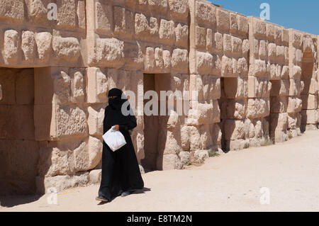 Jordanie : femme musulmane de marcher le long des murs de l'Hippodrome de la ville de Jerash, l'un des plus grands sites du monde de l'architecture romaine Banque D'Images