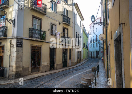 Ruelle avec les lignes de tram, Alfama, Lisbonne, Portugal Banque D'Images