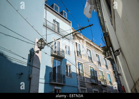 Vieilles maisons typiques avec un balcon, d'Alfama, Lisbonne, Portugal Banque D'Images