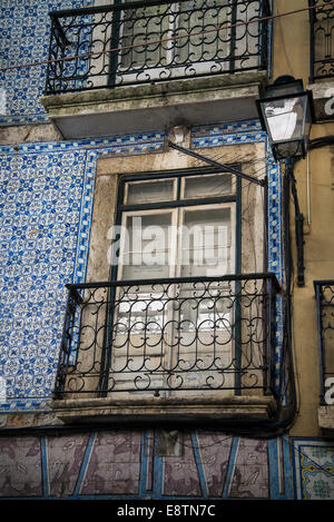 Vieilles maisons typiques avec balcons, Cacada de St Vincent, Alfama, Lisbonne, Portugal Banque D'Images