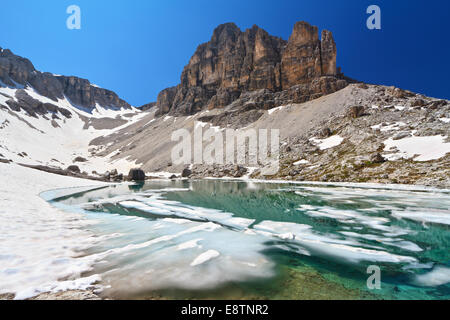 Vue d'été de Pisciadu lake et Sas de Lech en crête de montagne Sella, sudtirol, Italie Banque D'Images