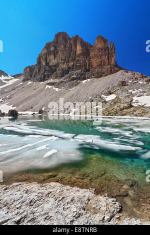 Vue d'été de Pisciadu lake et Sas de Lech en crête de montagne Sella, sudtirol, Italie Banque D'Images