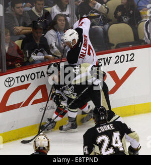 Pittsburgh, Pennsylvanie, USA. 22 octobre, 2011. Pittsburgh's centre Joe Vitale (46) travaille dur sur les conseils d'administration contre New Jersey's centre Henrik Tallinder (7). À la fin de la 2e période Pittsburgh est haut sur le New Jersey 1-0. © Brian Kunst/Southcreek/ZUMAPRESS.com/Alamy Live News Banque D'Images