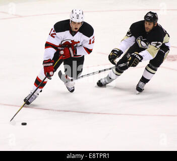 Pittsburgh, Pennsylvanie, USA. 22 octobre, 2011. Ailier droit du New Jersey NICK PALMIERI (12) se bat son chemin par Penguin ailier droit CRAIG ADAMS (27). À la fin de la 2e période Pittsburgh est haut sur le New Jersey 1-0. © Brian Kunst/Southcreek/ZUMAPRESS.com/Alamy Live News Banque D'Images