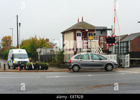 Oakham, Rutland, UK. 14 octobre, 2014. La police britannique des transports van caméra surveille les passages à niveau de la ville d'Oakham, Rutland Angleterre, Royaume-Uni.. Le passage à niveau a le 3ème plus grand nombre d'infractions relatives à la conduite dans le pays où la vie des pilotes en conduisant sur le passage à niveau lorsque les barrières les feux stop clignotent. Crédit : Jim Harrison/Alamy Live News Banque D'Images