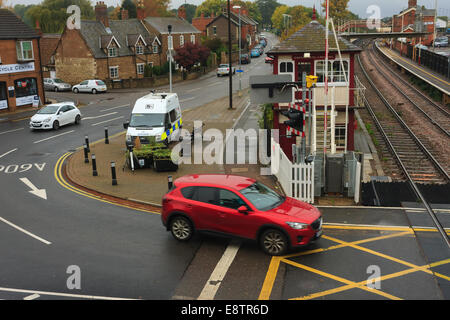 Oakham, Rutland, UK. 14 octobre, 2014. La police britannique des transports van caméra surveille les passages à niveau de la ville d'Oakham, Rutland Angleterre, Royaume-Uni.. Le passage à niveau a le 3ème plus grand nombre d'infractions relatives à la conduite dans le pays où la vie des pilotes en conduisant sur le passage à niveau lorsque les barrières les feux stop clignotent. Crédit : Jim Harrison/Alamy Live News Banque D'Images