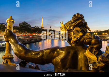 Sculpture de Pont Alexandre III à Paris au coucher du soleil avec la Tour Eiffel en arrière-plan Banque D'Images