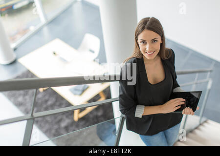 Jeune femme dans le bureau Banque D'Images