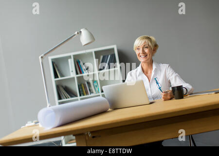 Femme travaillant au bureau Banque D'Images