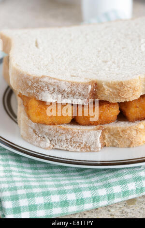 Un sandwich doigt poisson confort alimentaire britannique populaire Banque D'Images