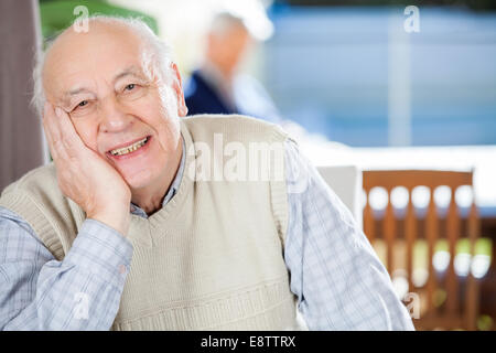 Portrait of smiling senior man at nursing home Banque D'Images