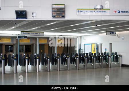 Barrières de billets, la station de métro Blackfriars, London, UK Banque D'Images