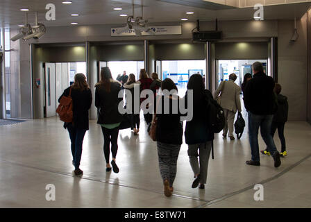 Les gens dans le hall de la gare de Blackfriars, London, UK Banque D'Images