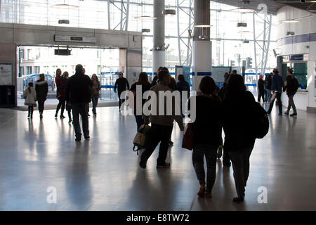 Les gens dans le hall de la gare de Blackfriars, London, UK Banque D'Images