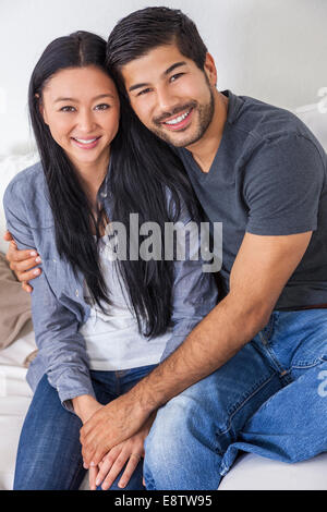 Chinois asiatique homme femme couple romantique heureux ensemble à la maison. Banque D'Images