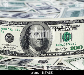 100 US $ plusieurs notes de l'argent étalé en forme d'éventail, isolé sur fond blanc. Banque D'Images