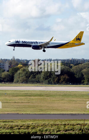 Airbus A321 de monarque à l'atterrissage à l'aéroport de Birmingham, UK Banque D'Images