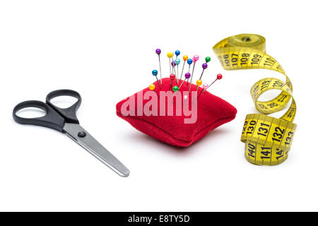 Outils pour la couture et faite à la main : thread, ciseaux, épingles sur fond blanc Banque D'Images