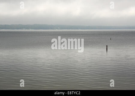 Lake Geneva, Wisconsin, sur un matin brumeux des pluies à l'automne. Banque D'Images