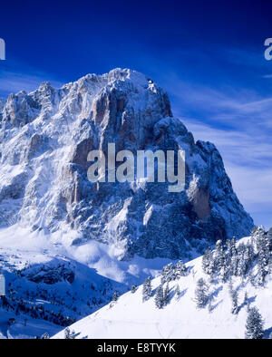 Le soleil de la capture d'un rocher couvert de neige sur le Sassolungo Langkofel Selva Dolomites Italie Banque D'Images