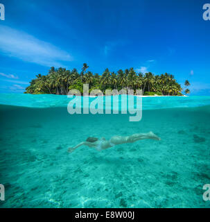 Femme en apnée dans une lagune tropicale Banque D'Images