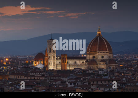 Santa Maria del Fiore Cathédrale de nuit à partir de la Piazzale Michelangelo, Florence, Toscane, Italie. Banque D'Images