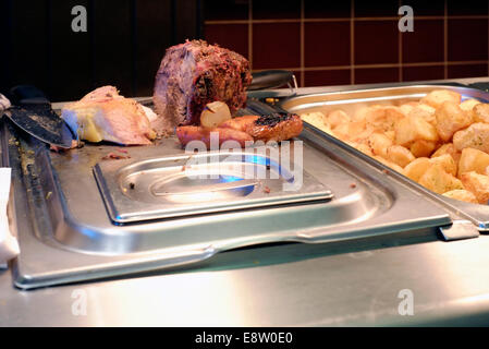 L'alimentation en attente d'être servi dans un dimanche déjeuner Carvery dans un pub anglais traditionnel l'Eldon arms uk angleterre southsea Banque D'Images