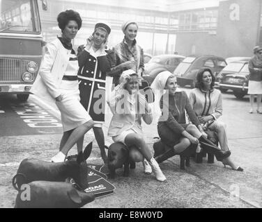 Oct 22, 1965 - Londres, Angleterre, Royaume-Uni - Six modèles portant des vêtements en cuir à l'aéroport de Londres. L'histoire a été faite à l'aéroport de Londres aujourd'hui après un Super VC10a décollé pour New York, l'exécution et l'ensemble de la British fashion show, un suedewear et maroquinerie show, avec 16 fabricants, leurs équipes commerciales, 6 top modèles couture de Londres et les collections d'fashioner, environ 500 styles de cuir et daim, manteaux, costumes, ski, tenue de soirée, vêtements de sport et sportswear. Ce jet-emballés fashion show, organisé par LEFEX, le Groupe Export Fashionwear cuir britannique est un double-première, la FIRS Banque D'Images