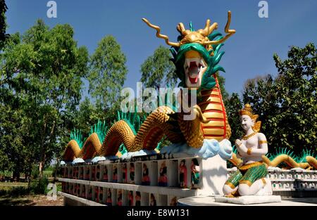 KANCHANABURI, THAÏLANDE : dragon vert et or au sommet de l'Ubosot les murs de l'enceinte du Wat Tham Mungkornthong Banque D'Images