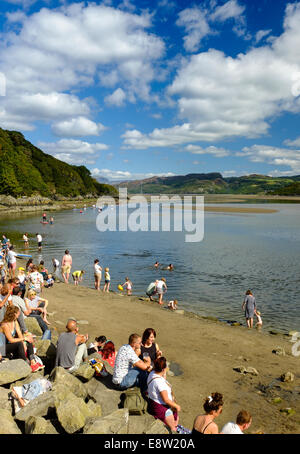 PORTMEIRION, LE NORD DU PAYS DE GALLES - 7 SEPTEMBRE : familles de profiter de la plage à Portmeirion, le 7e septembre 2014 à Portmeirion. Banque D'Images